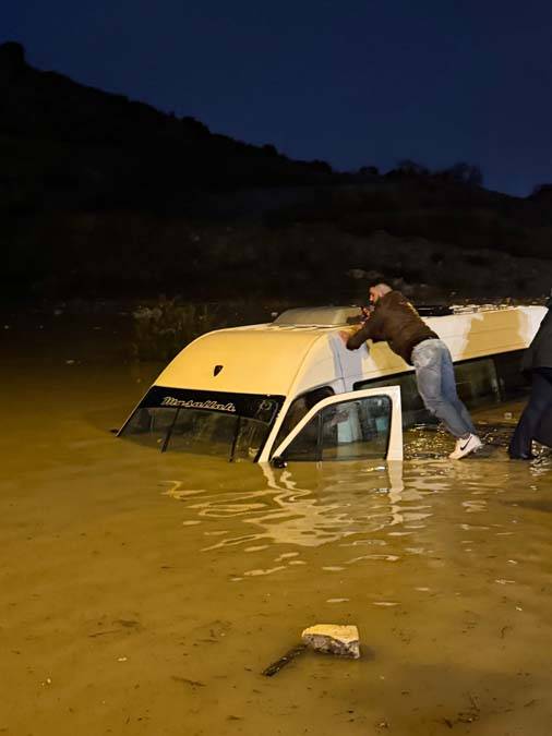 Minibüste can pazarı: İçindeki 20 yolcuyla suya gömüldü 8