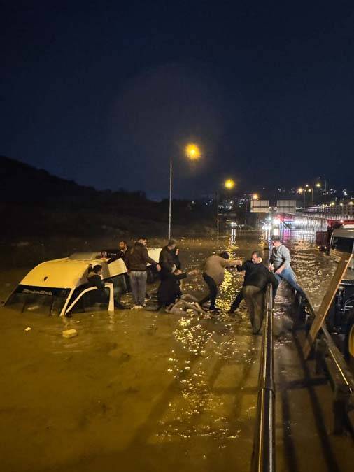 Minibüste can pazarı: İçindeki 20 yolcuyla suya gömüldü 3