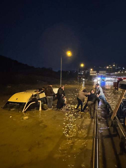 Minibüste can pazarı: İçindeki 20 yolcuyla suya gömüldü 2