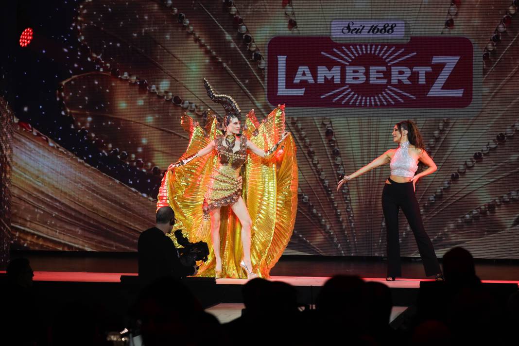 Almanya'da tatlı esintiler: Podyumda çikolatadan tasarımlar sergilendi! 3