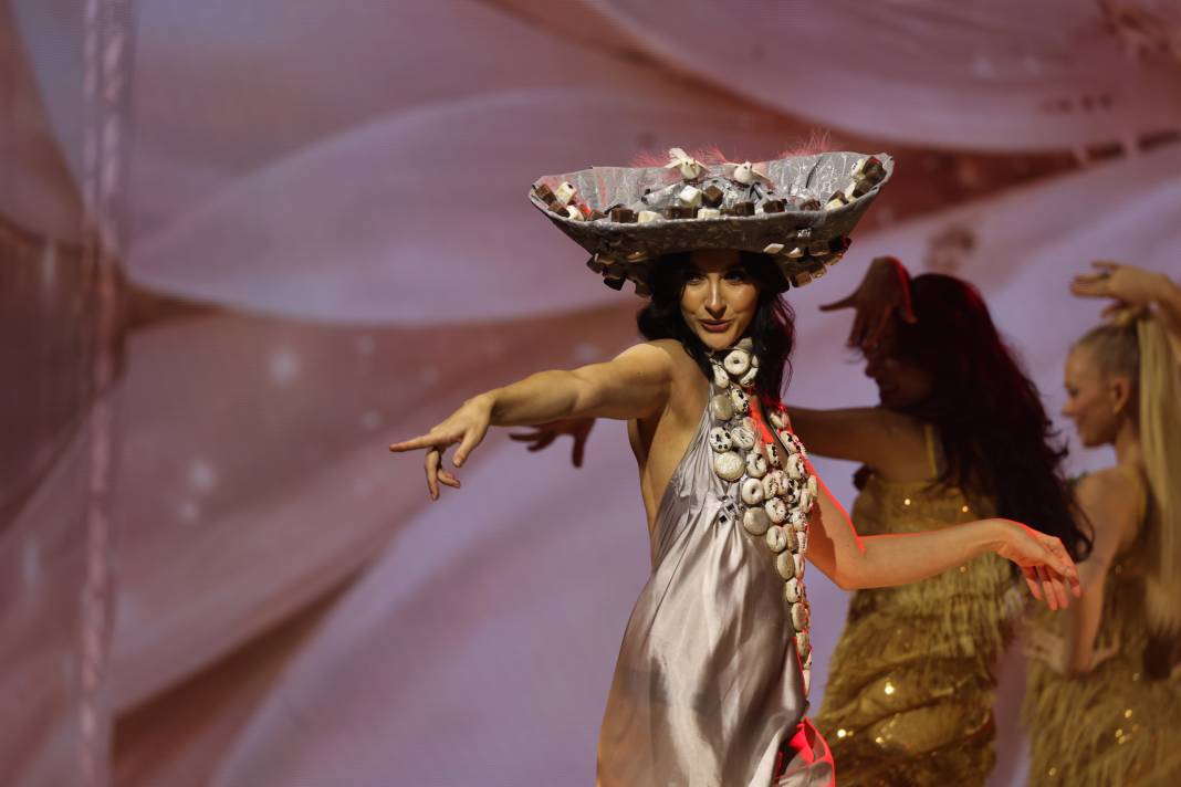 Almanya'da tatlı esintiler: Podyumda çikolatadan tasarımlar sergilendi! 6