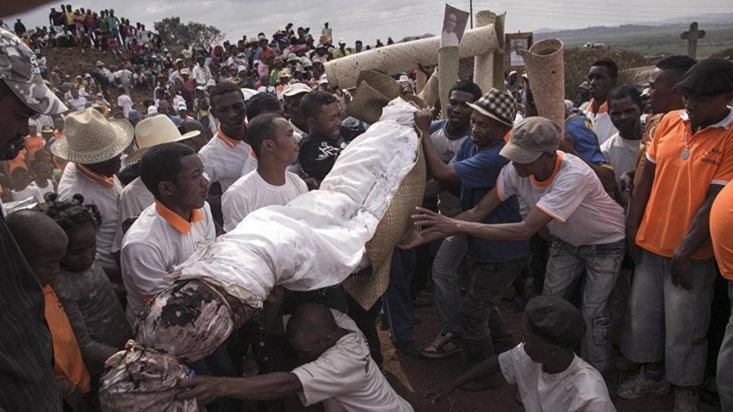 Ölümden sonra düğün ve sıra dışı yolculuklar! Dünyanın en şaşırtıcı 8 cenaze ritüeli 4