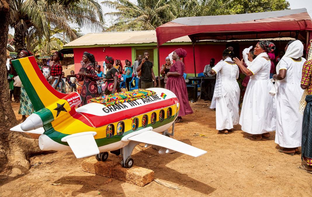 Ölümden sonra düğün ve sıra dışı yolculuklar! Dünyanın en şaşırtıcı 8 cenaze ritüeli 7