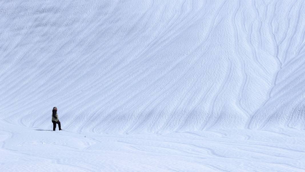 Kar yüzeyinde dalga desenleri oluştu: Hakkari’de kartpostallık görüntüler 7