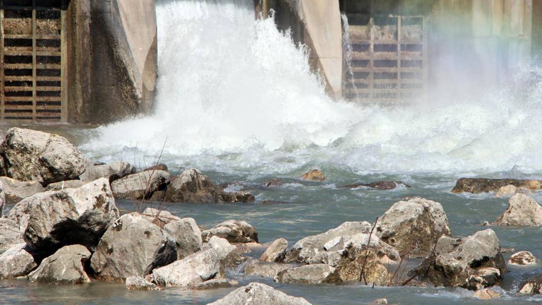 Baraj kapakları açıldı, Seyhan Nehri'nin debisi yükseldi: Tarım arazileri sular altında 3