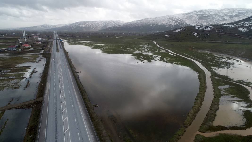 Kar erimesi ve yağış birleşti: Ovada 'deniz' manzarası 1
