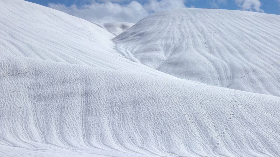 Kar yüzeyinde dalga desenleri oluştu: Hakkari’de kartpostallık görüntüler 1