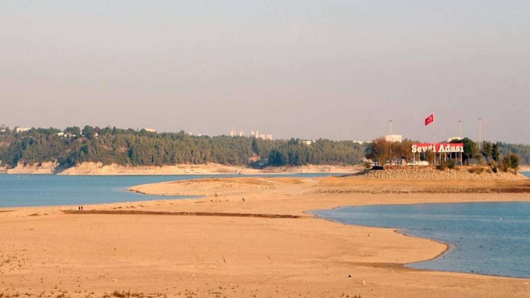 Baraj kapakları açıldı, Seyhan Nehri'nin debisi yükseldi: Tarım arazileri sular altında 12