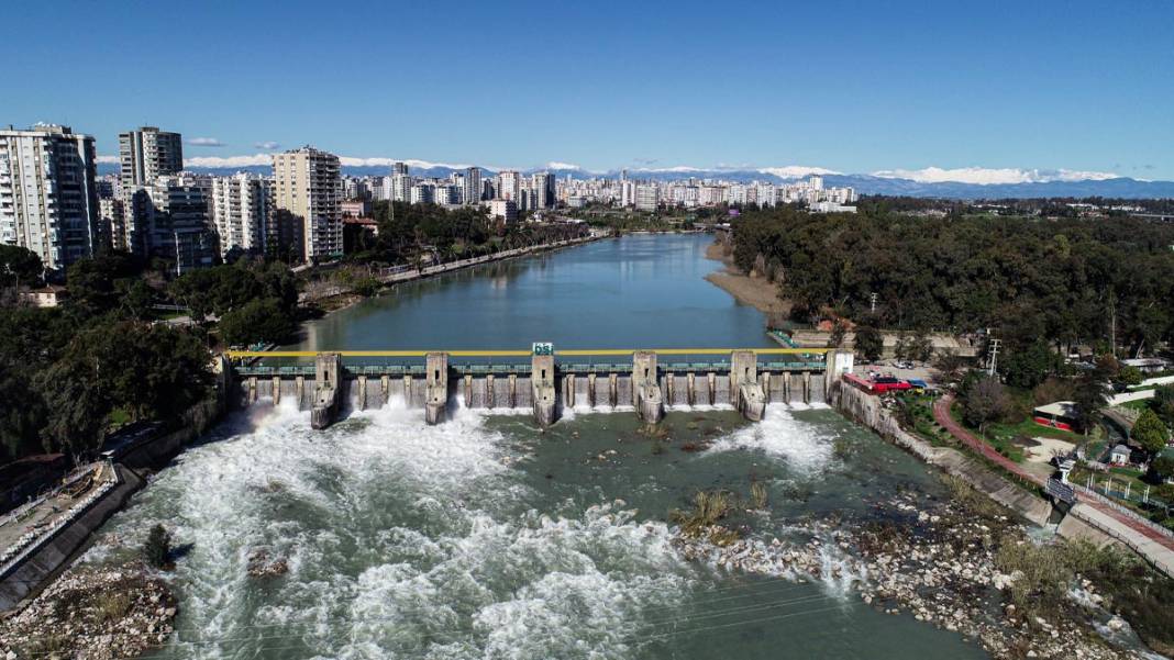 Baraj kapakları açıldı, Seyhan Nehri'nin debisi yükseldi: Tarım arazileri sular altında 1