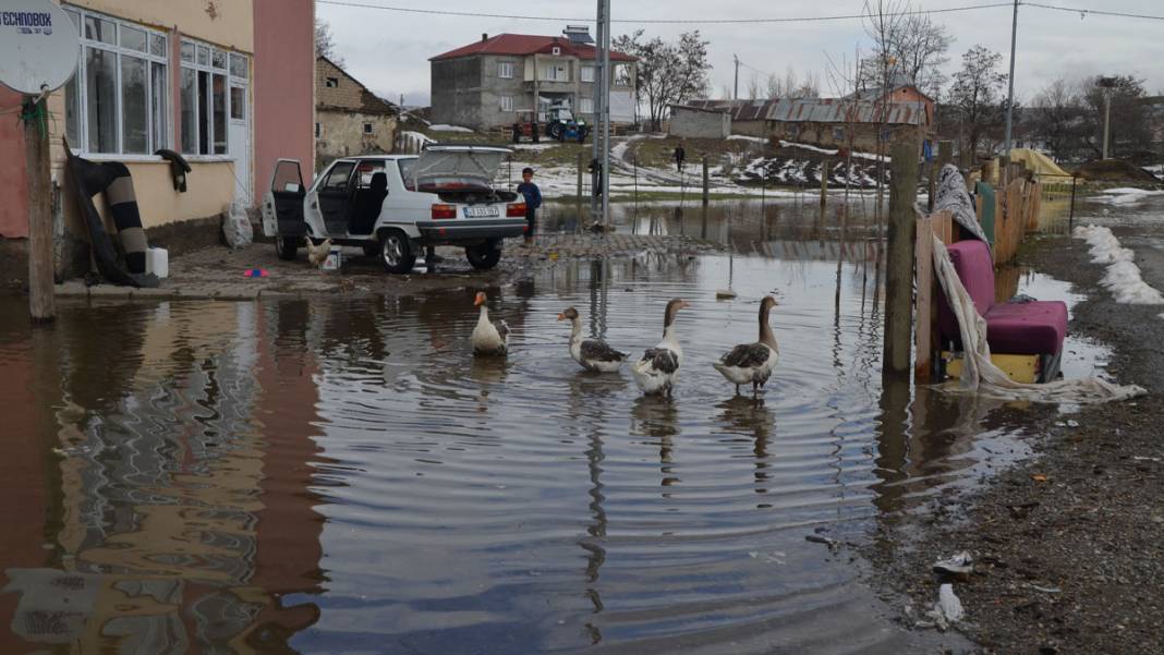 Kar erimesi ve yağış birleşti: Ovada 'deniz' manzarası 4
