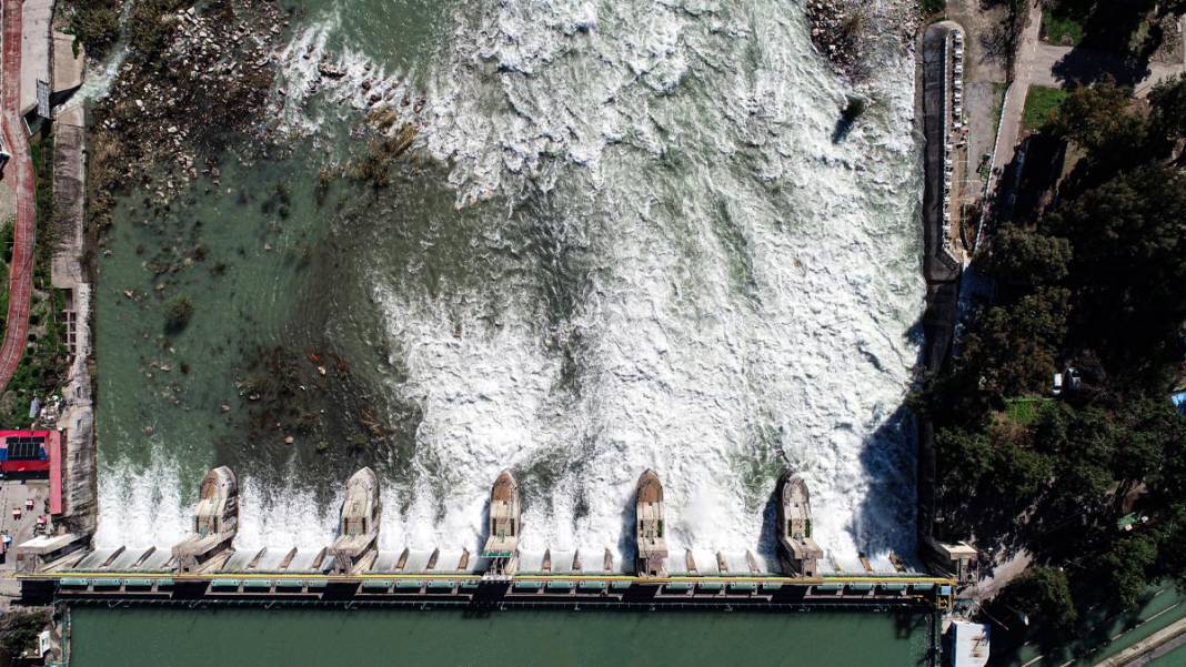 Baraj kapakları açıldı, Seyhan Nehri'nin debisi yükseldi: Tarım arazileri sular altında 7