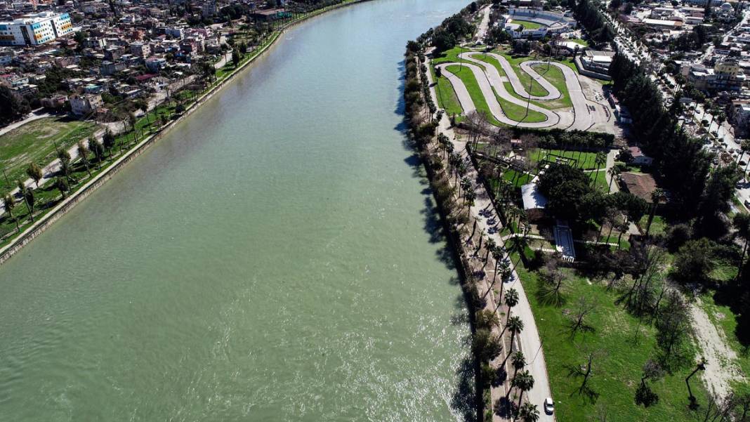 Baraj kapakları açıldı, Seyhan Nehri'nin debisi yükseldi: Tarım arazileri sular altında 8