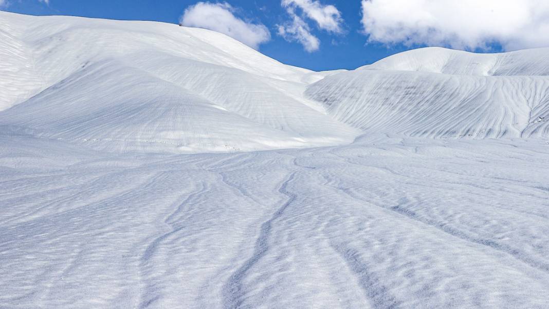 Kar yüzeyinde dalga desenleri oluştu: Hakkari’de kartpostallık görüntüler 4