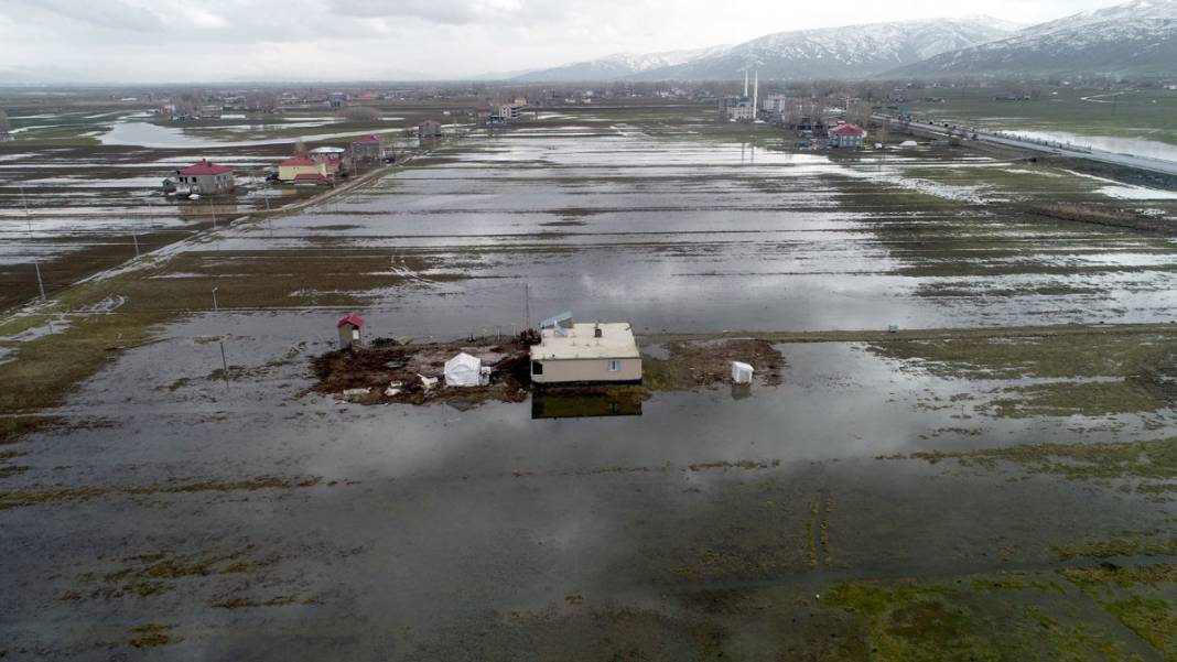 Kar erimesi ve yağış birleşti: Ovada 'deniz' manzarası 7