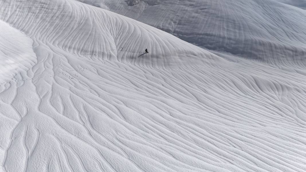 Kar yüzeyinde dalga desenleri oluştu: Hakkari’de kartpostallık görüntüler 9