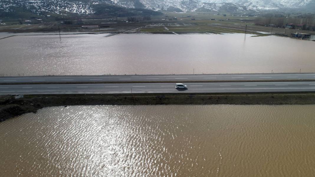 Kar erimesi ve yağış birleşti: Ovada 'deniz' manzarası 6
