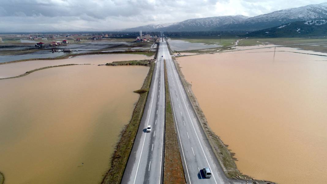 Kar erimesi ve yağış birleşti: Ovada 'deniz' manzarası 8