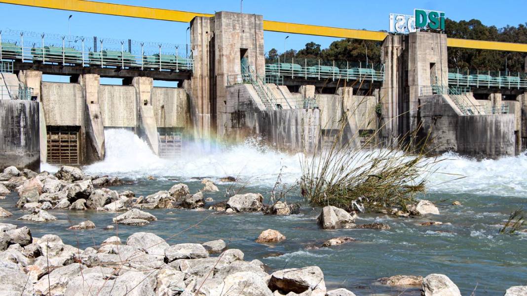 Baraj kapakları açıldı, Seyhan Nehri'nin debisi yükseldi: Tarım arazileri sular altında 10