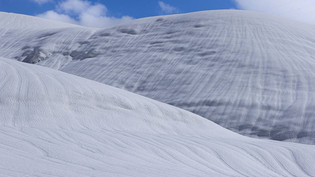Kar yüzeyinde dalga desenleri oluştu: Hakkari’de kartpostallık görüntüler 6