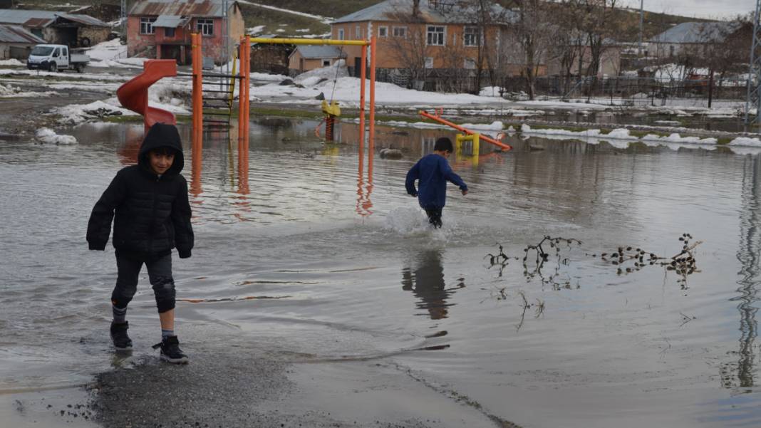 Kar erimesi ve yağış birleşti: Ovada 'deniz' manzarası 5