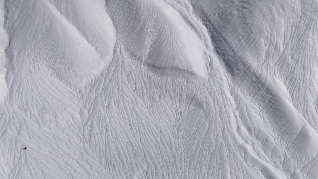 Kar yüzeyinde dalga desenleri oluştu: Hakkari’de kartpostallık görüntüler 10