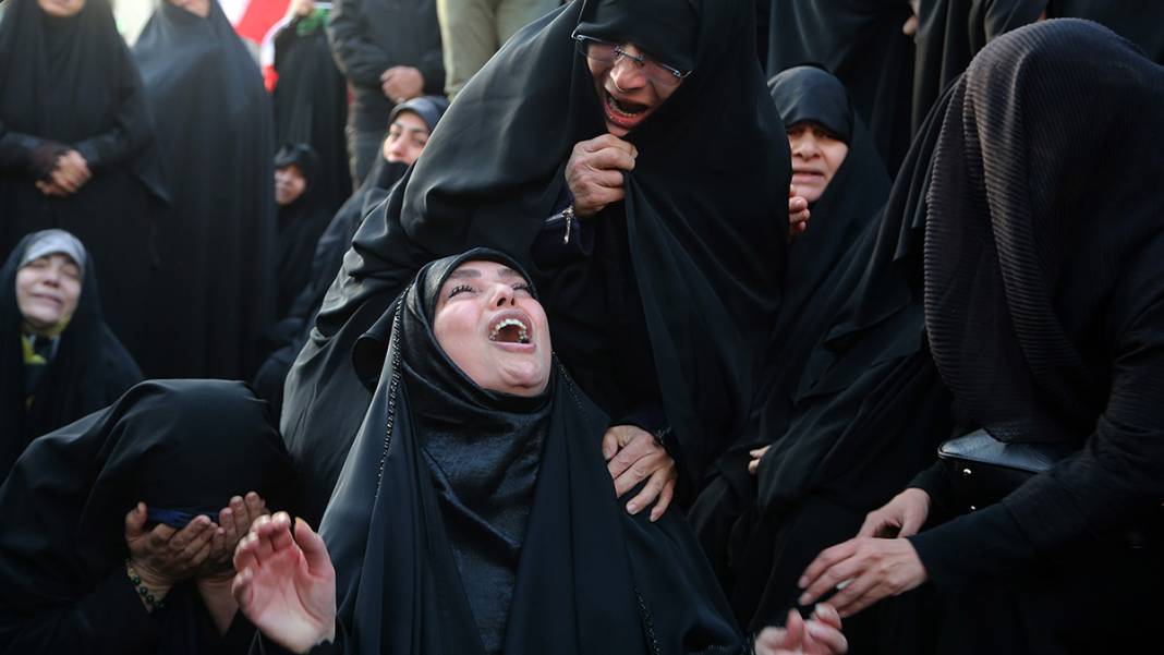 Gözyaşları sel oldu! İran'da Hamaney için sokaklar dolup taştı 9