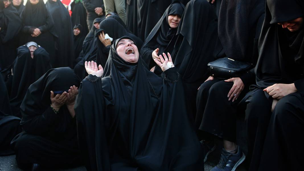 Gözyaşları sel oldu! İran'da Hamaney için sokaklar dolup taştı 7