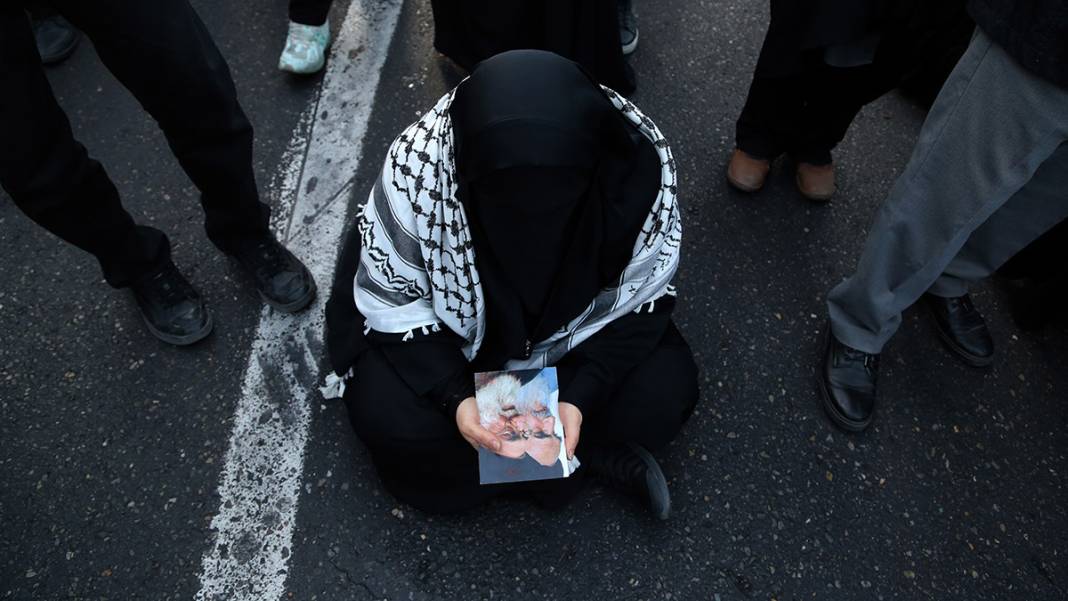 Gözyaşları sel oldu! İran'da Hamaney için sokaklar dolup taştı 6