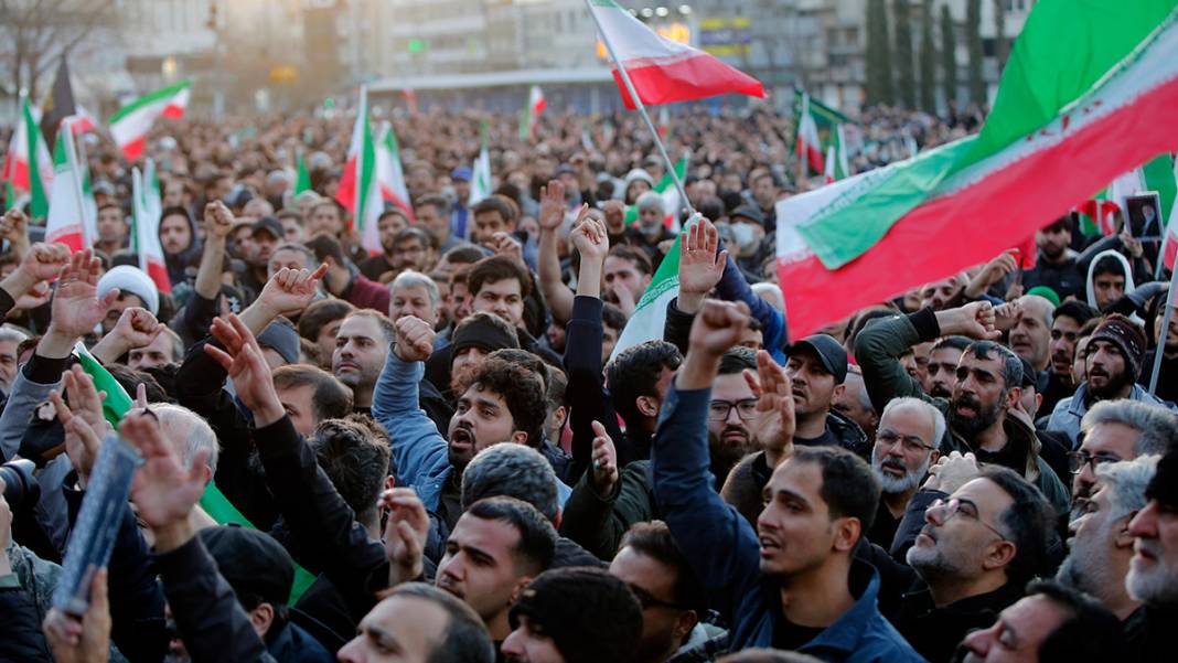 Gözyaşları sel oldu! İran'da Hamaney için sokaklar dolup taştı 5