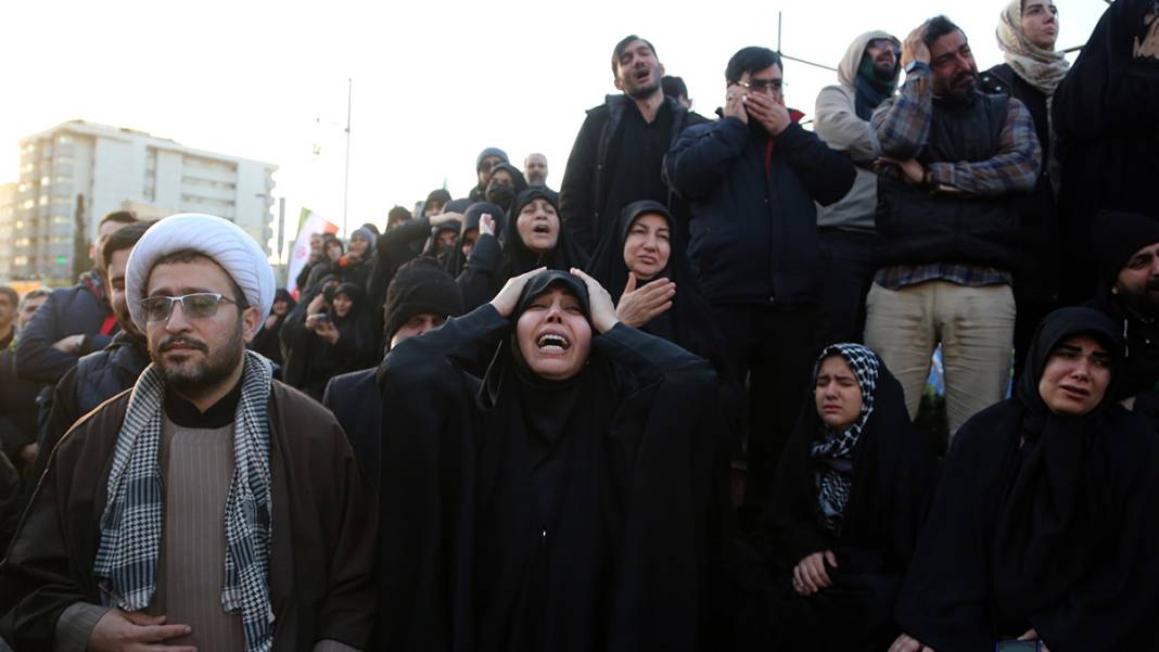 Gözyaşları sel oldu! İran'da Hamaney için sokaklar dolup taştı 8