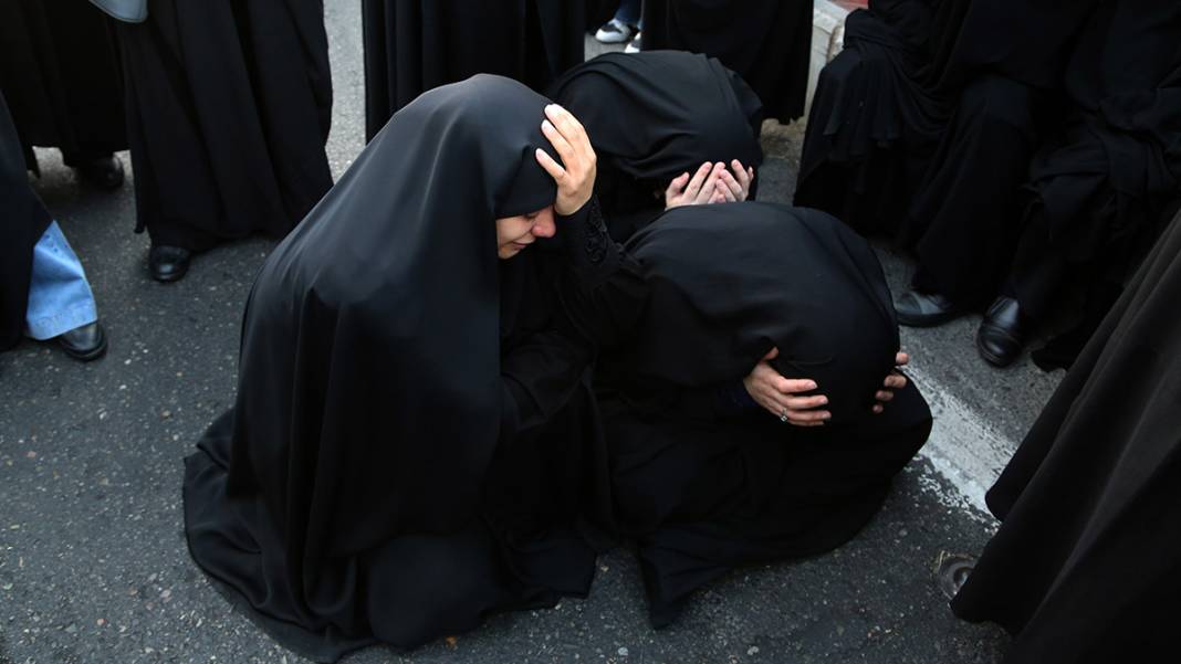 Gözyaşları sel oldu! İran'da Hamaney için sokaklar dolup taştı 4