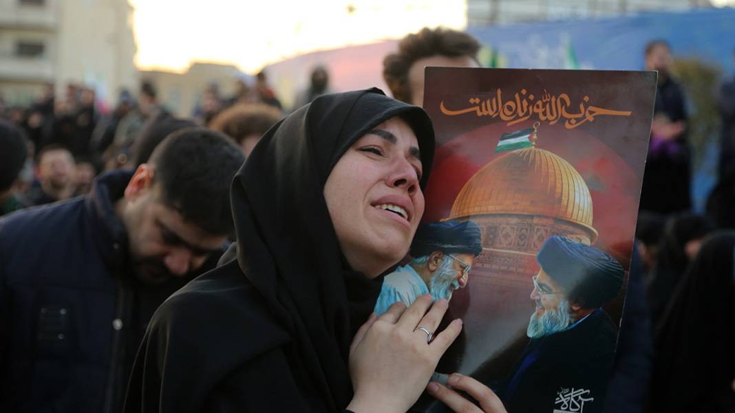 Gözyaşları sel oldu! İran'da Hamaney için sokaklar dolup taştı 3