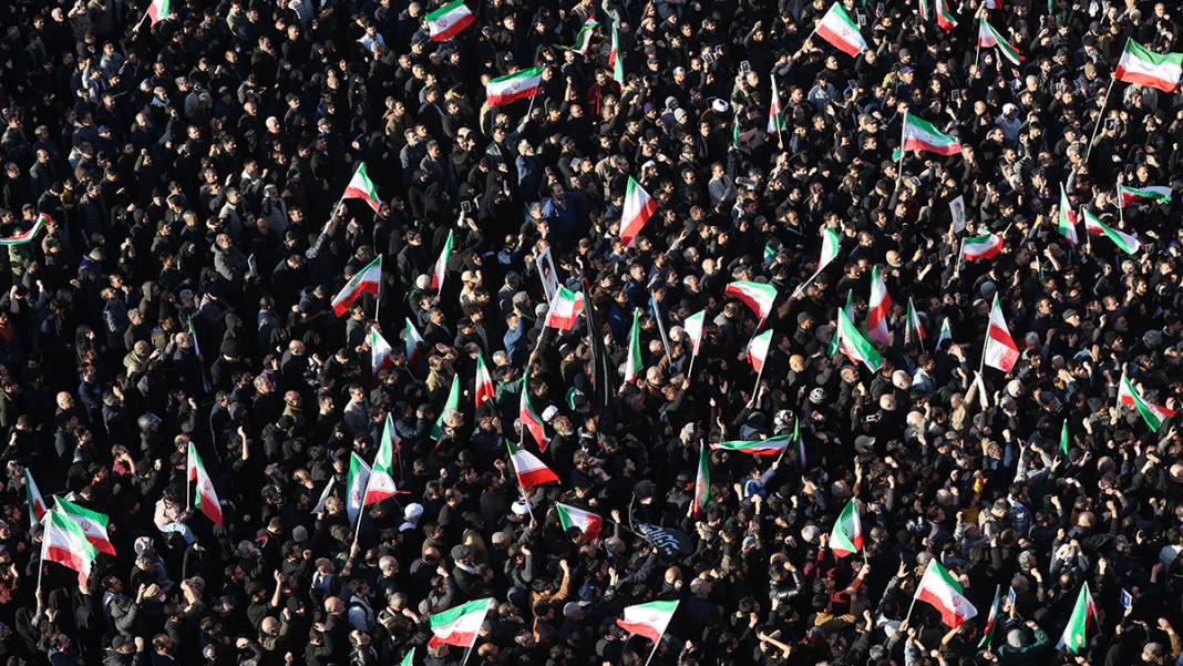 Gözyaşları sel oldu! İran'da Hamaney için sokaklar dolup taştı 1