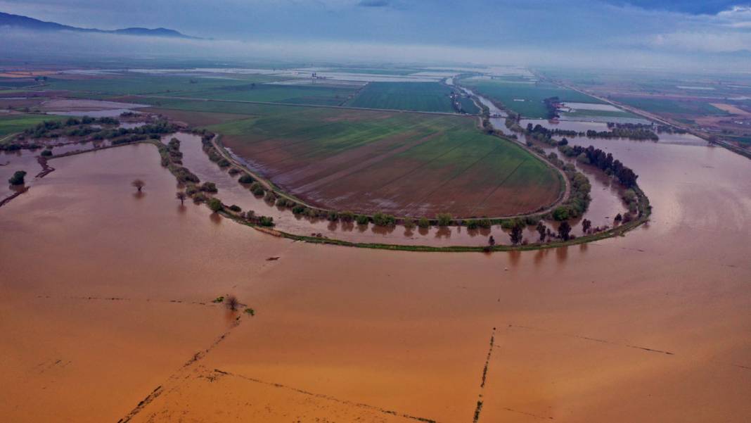 Aydın’da Büyük Menderes taştı: Yollar ve tarlalar sular altında kaldı 1