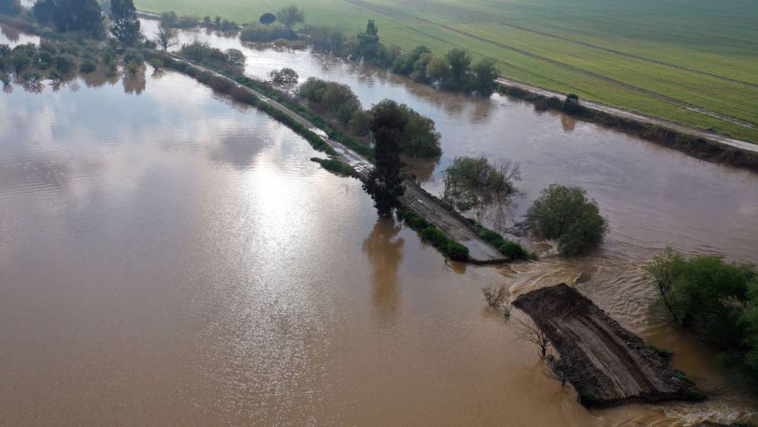 Aydın’da Büyük Menderes taştı: Yollar ve tarlalar sular altında kaldı 4