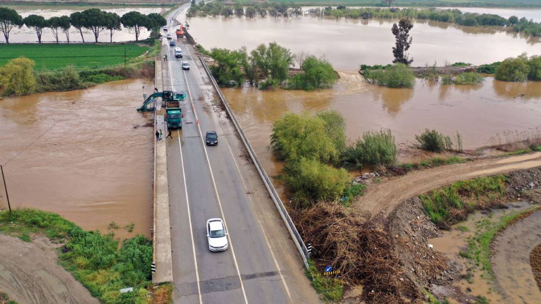Aydın’da Büyük Menderes taştı: Yollar ve tarlalar sular altında kaldı 2