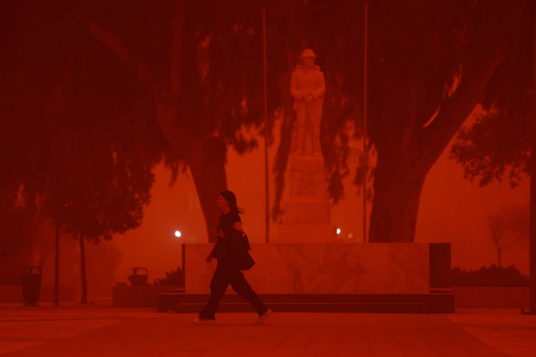 Afrika’dan taşınan çöl tozu Girit’i kırmızıya boyadı 13