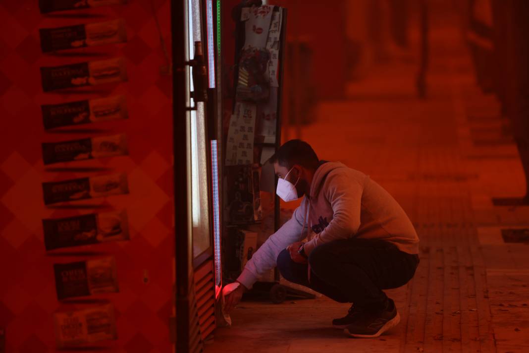 Afrika’dan taşınan çöl tozu Girit’i kırmızıya boyadı 6