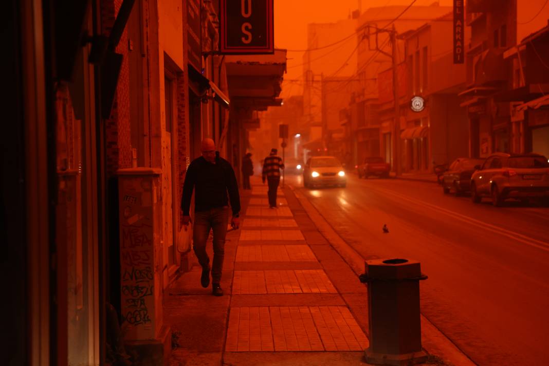 Afrika’dan taşınan çöl tozu Girit’i kırmızıya boyadı 7