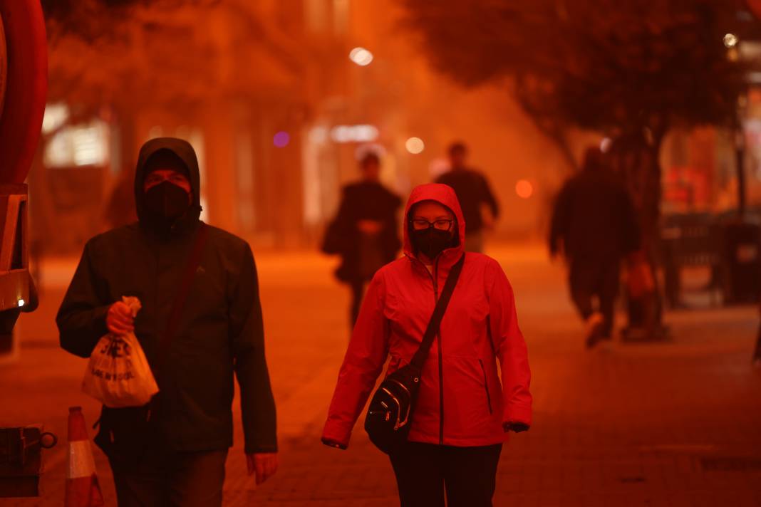 Afrika’dan taşınan çöl tozu Girit’i kırmızıya boyadı 12