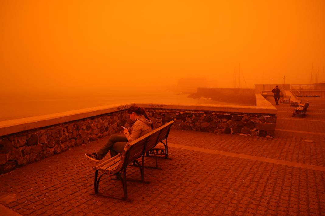 Afrika’dan taşınan çöl tozu Girit’i kırmızıya boyadı 9