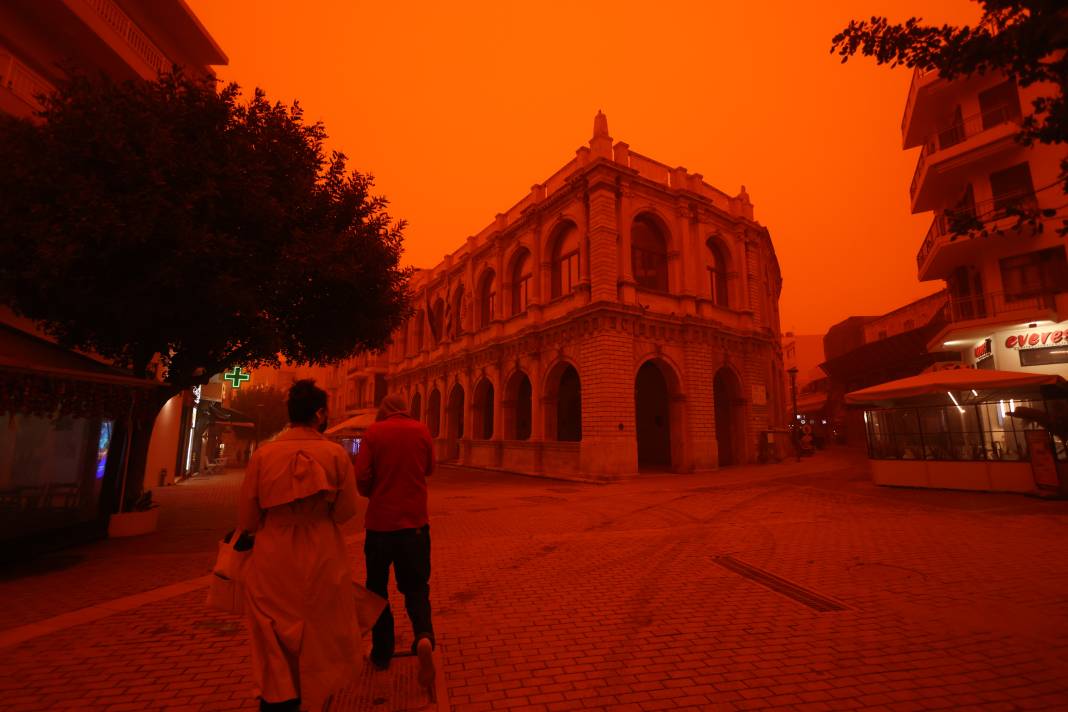 Afrika’dan taşınan çöl tozu Girit’i kırmızıya boyadı 4