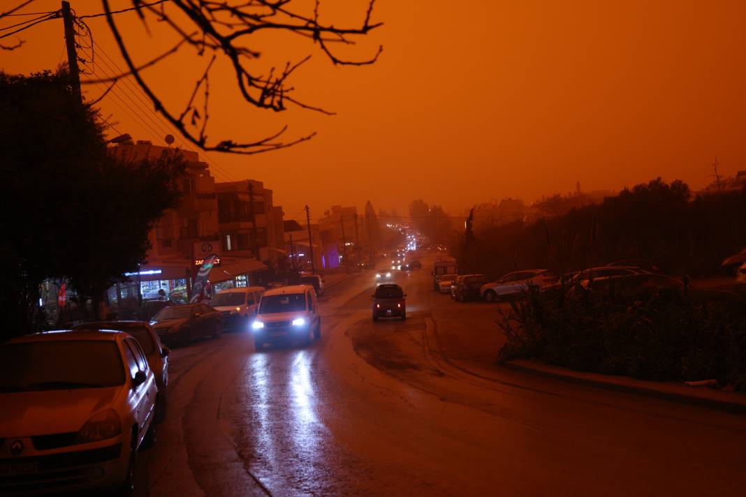 Afrika’dan taşınan çöl tozu Girit’i kırmızıya boyadı 3