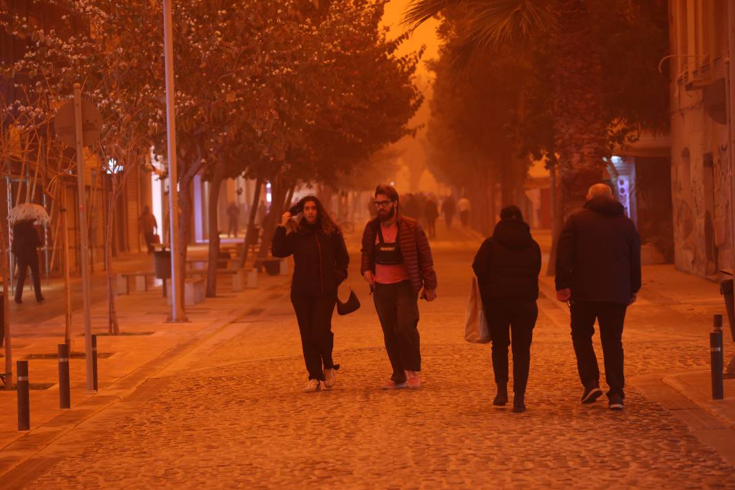 Afrika’dan taşınan çöl tozu Girit’i kırmızıya boyadı 1