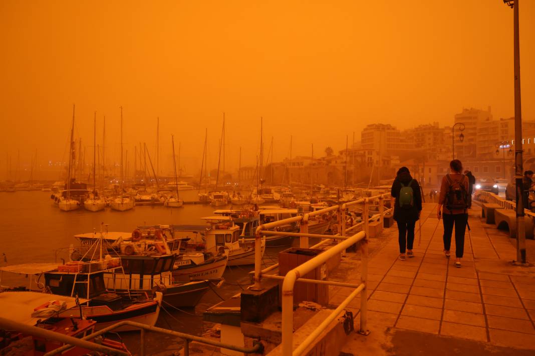 Afrika’dan taşınan çöl tozu Girit’i kırmızıya boyadı 2