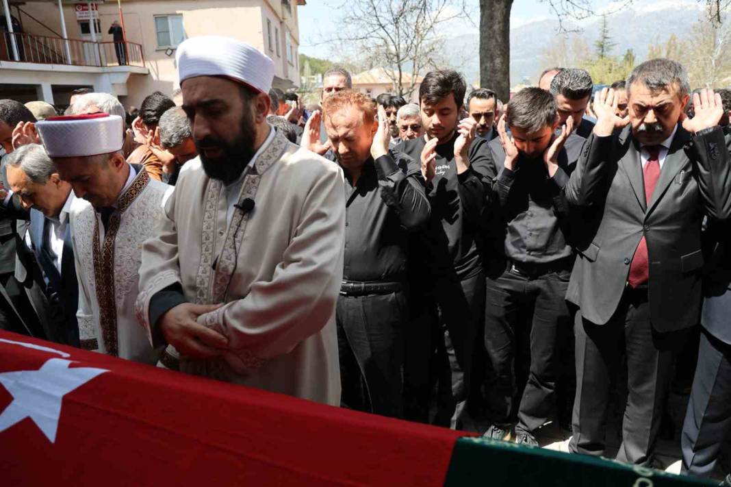 Türkiye Kahramanmaraş’a ağlıyor: Okul katliamında hayatını kaybedenler son yolcuğuna uğurlandı 41