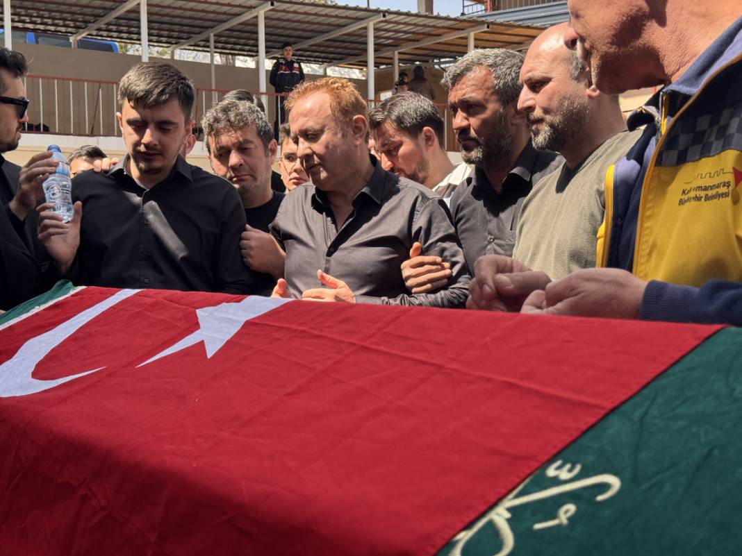 Türkiye Kahramanmaraş’a ağlıyor: Okul katliamında hayatını kaybedenler son yolcuğuna uğurlandı 39