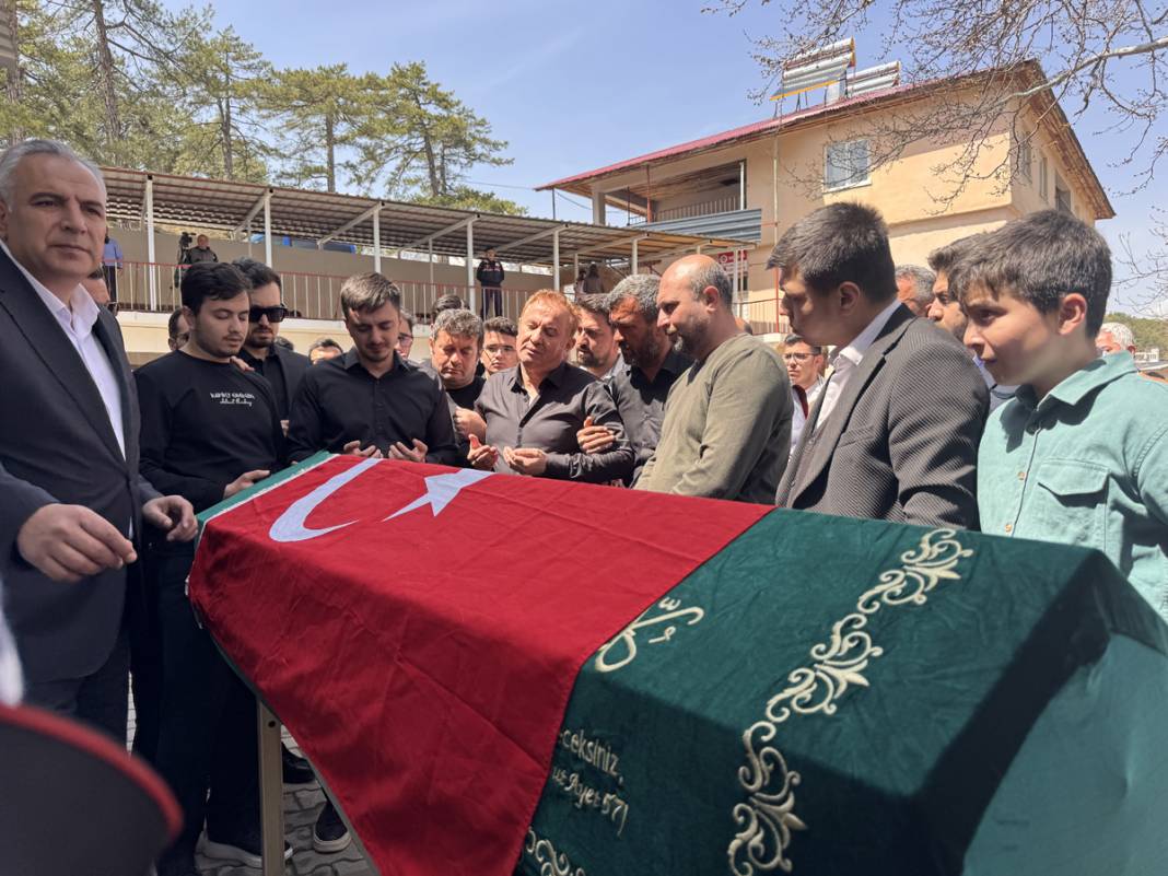 Türkiye Kahramanmaraş’a ağlıyor: Okul katliamında hayatını kaybedenler son yolcuğuna uğurlandı 37