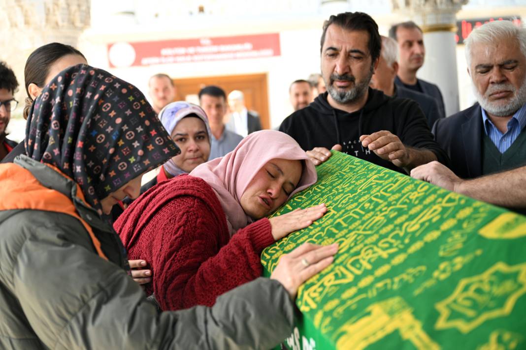 Türkiye Kahramanmaraş’a ağlıyor: Okul katliamında hayatını kaybedenler son yolcuğuna uğurlandı 35