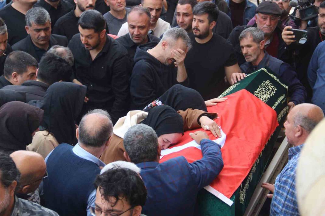 Türkiye Kahramanmaraş’a ağlıyor: Okul katliamında hayatını kaybedenler son yolcuğuna uğurlandı 27